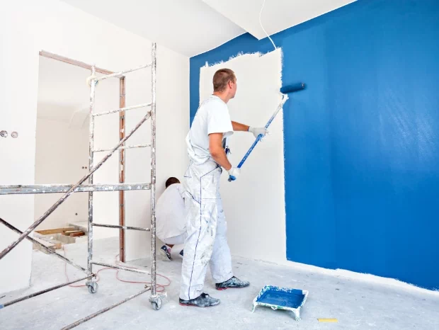 Malowanie ścian niebieską farbą